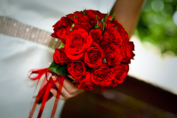 Всесезонный свадебный букет из роз