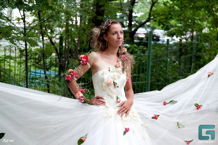 свадебное платье украшенное живыми цветами