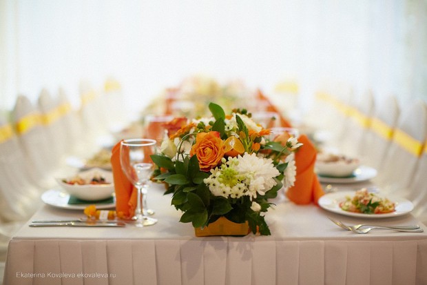 Свадебная композиция из цветов на стол для гостей