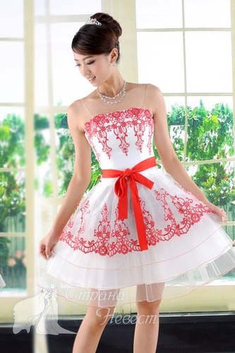 свадебное платье с красной отделкой