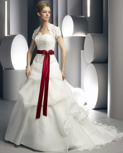 свадебное платье с красной лентой