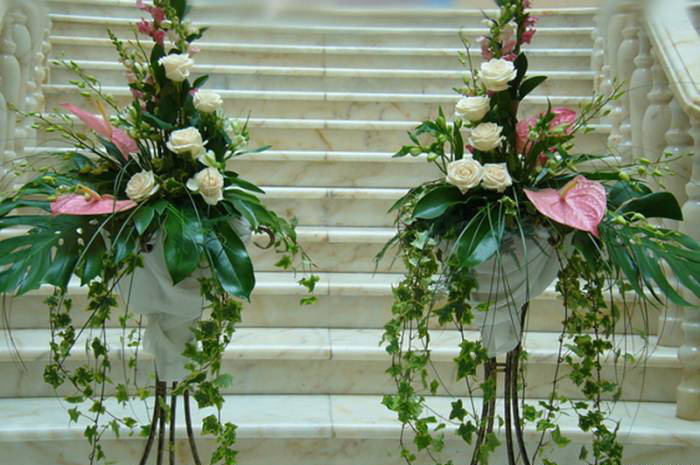 Напольная композиция из цветов для свадьбы