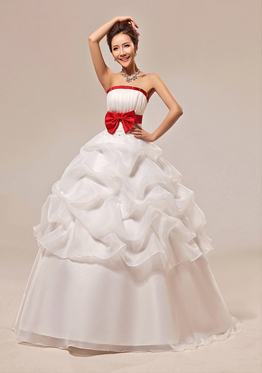 пышное свадебное платье с красным бантом