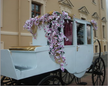 карета на свадьбе в цветочном стиле