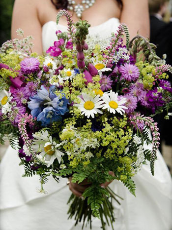 Летний свадебный букет из полевых цветов