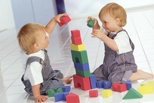 Братья играют в кубики