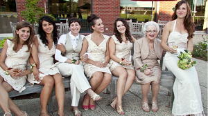 Бабушка среди подружек невесты на свадьбе внучки