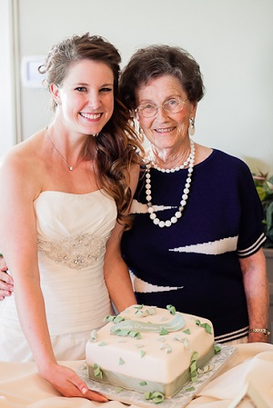 Бабушка с невестой у свадебного торта