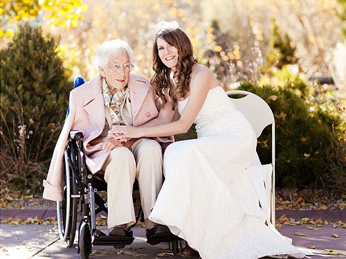 Бабушка в инвалидной коляске на свадьбе внучки