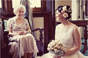 Бабушка смотрит на внучку невесту