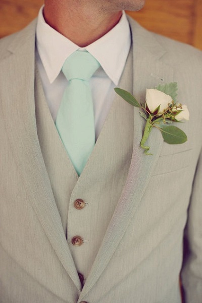 Жених в галстуке мятного цвета