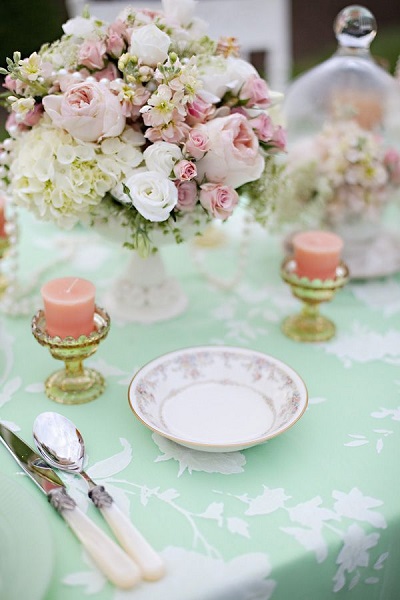 Мятная скатерть и нежные цветы на свадебном столе