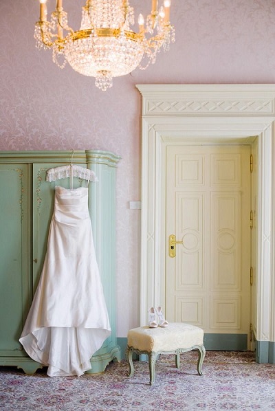 Шкаф мятного цвета в комнате невесты