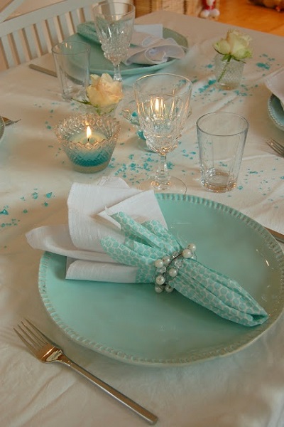 Салфетки и тарелки мятного цвета на свадебном столе