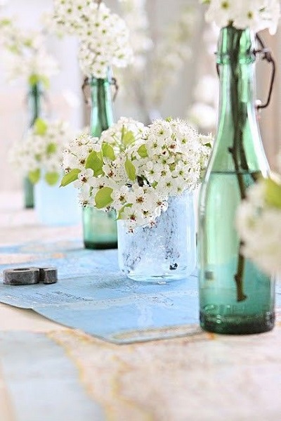 Бутылки и нежные цветы в декоре свадьбы в мятном стиле