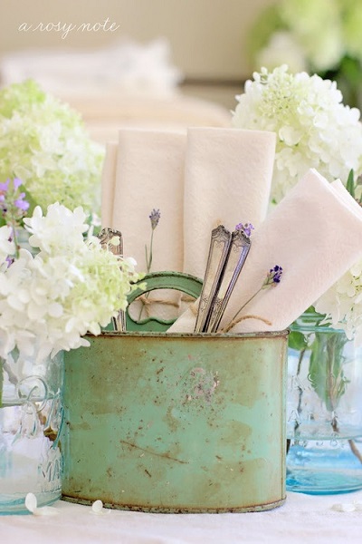 Состаренная банка и яркие цветочки на свадьбе в мятном стиле