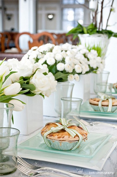 Тарелки мятного цвета и белые цветы для декора свадьбы