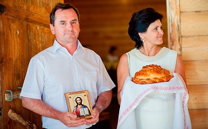 Мама и папа ждут молодых с хлебом и солью