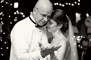 Папа танцует с дочкой-невестой
