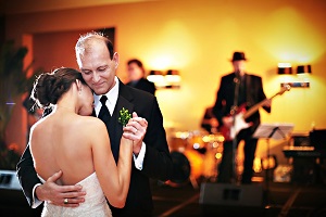Отец танцует на свадьбе с дочерью - невестой