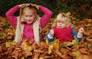 Сестры в осенней листве