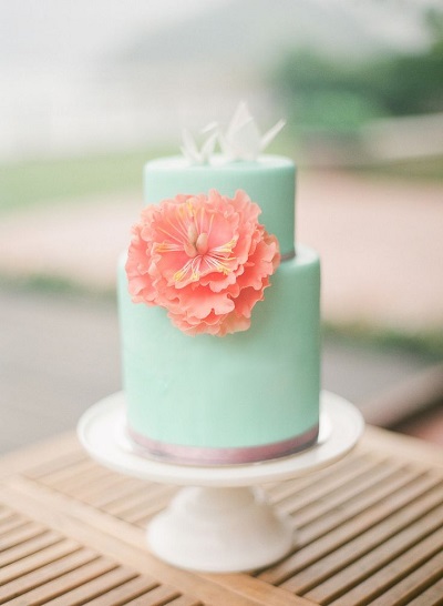 Двухярусный свадебный торт мятного цвета с розовым цветком
