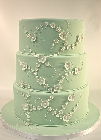 Трехярусный свадебный торт мятного цвета с мелкими белыми цветами