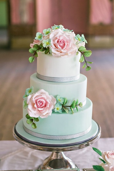 Трехярусный свадебный торт с цветами