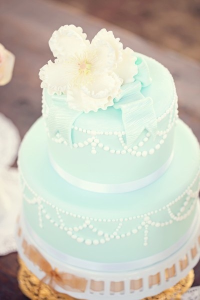 Торт мятного цвета с нежным цветком
