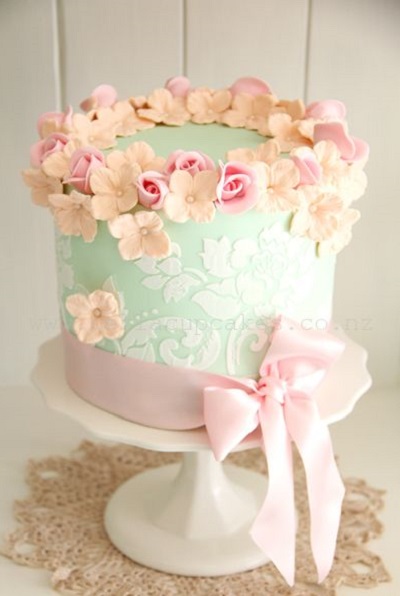 Мятный свадебный торт с нежными цветами