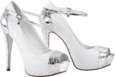 белые свадебные туфли на каблуке